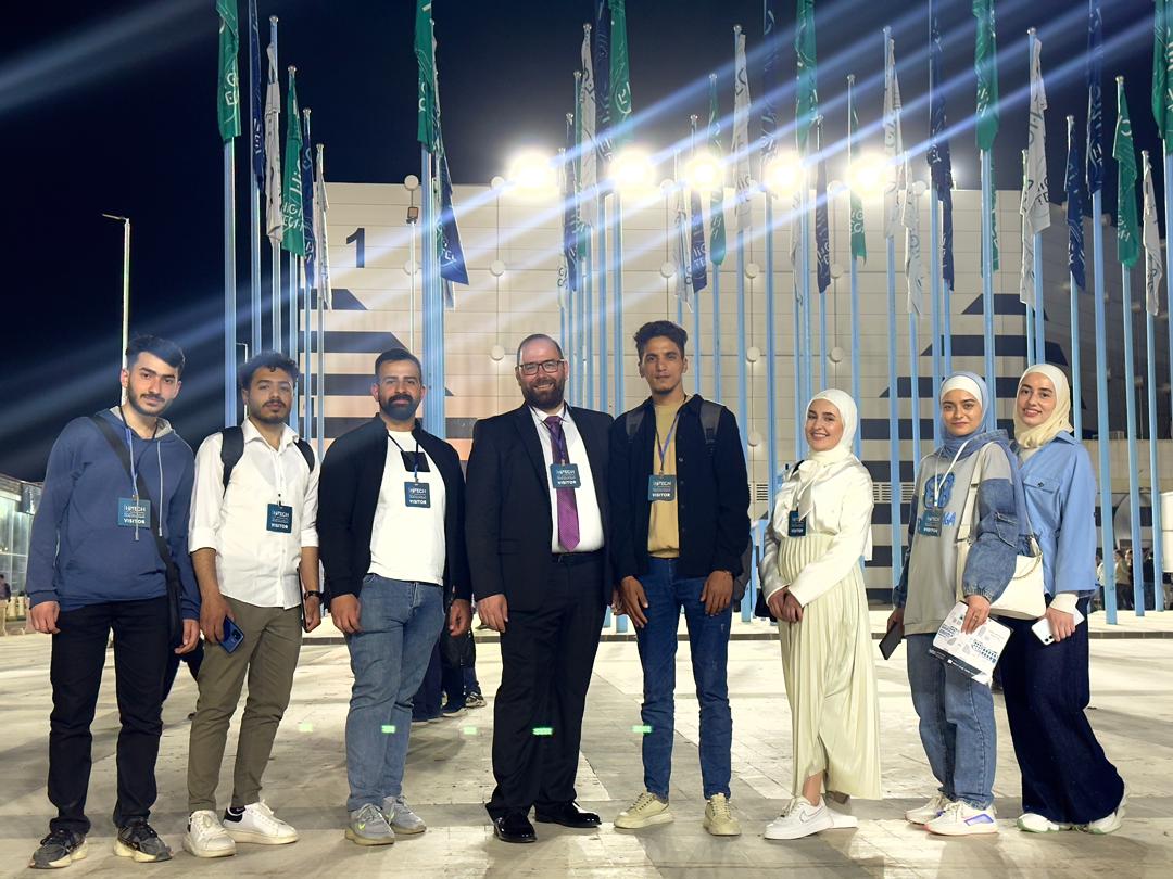 برعاية رئيس جامعة الاتحاد الخاصة الأستاذ الدكتور عدنان ديب وبإشراف عميد كلية الهندسة المعلوماتية الدكتور عبد العزيز شقيفة
نظّمت كلية الهندسة المعلوماتية مقر عالقين زيارة علمية لطلابها إلى معرض هايتك/2026/ يوم الخميس بتاريخ 30-4-2026 
هدفت الزيارة إلى ربط الجانب الأكاديمي بواقع سوق العمل، وإطلاع الطلاب على أحدث التقنيات والحلول التي تقدمها الشركات في مجالات تكنولوجيا المعلومات والاتصالات
وقد أبدى الطلاب سعادتهم الكبيرة بهذه التجربة، حيث أتيحت لهم فرصة مشاهدة تطبيقات عملية لما درسوه على أرض الواقع، والتعرف على مستجدات سوق العمل، والاستماع إلى نصائح وخبرات مدراء وممثلي الشركات المشاركة
كل الشكر لرئاسة الجامعة وعمادة الكلية على دعمهم المستمر لمثل هذه الأنشطة العلمية التي تعزّز خبرات الطلاب وتقرّبهم من بيئة العمل الحقيقية